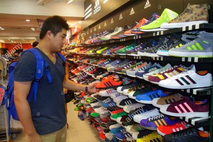 آسیایی‌ها، بیشتر کفش می‌خرند