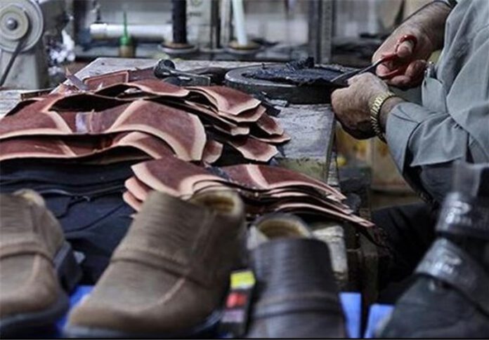رییس اتحادیه صنف کفاشان مشهد گفت: تولیدکنندگان و عرضه‌کنندگان رسته کفش در این کلانشهر خواستار راه‌اندازی شهرک تخصصی برای تولید تا عرضه محصول در نزدیکی مشهد هستند.