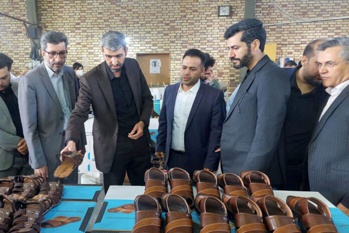 افتتاح واحد تولیدی کفش با حضور معاون وزیر صمت در قم